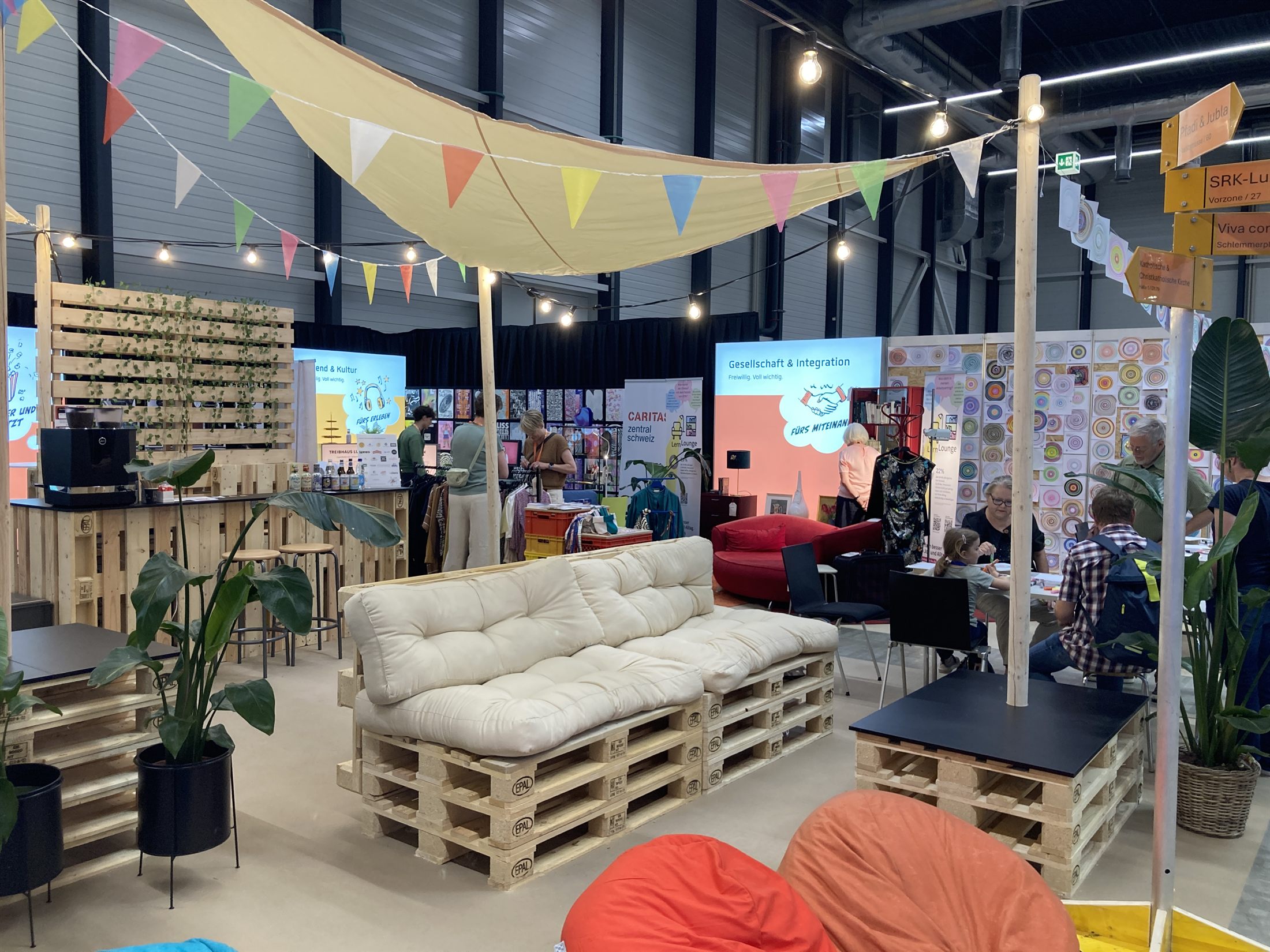Einladende Lounge am LUGA-Stand