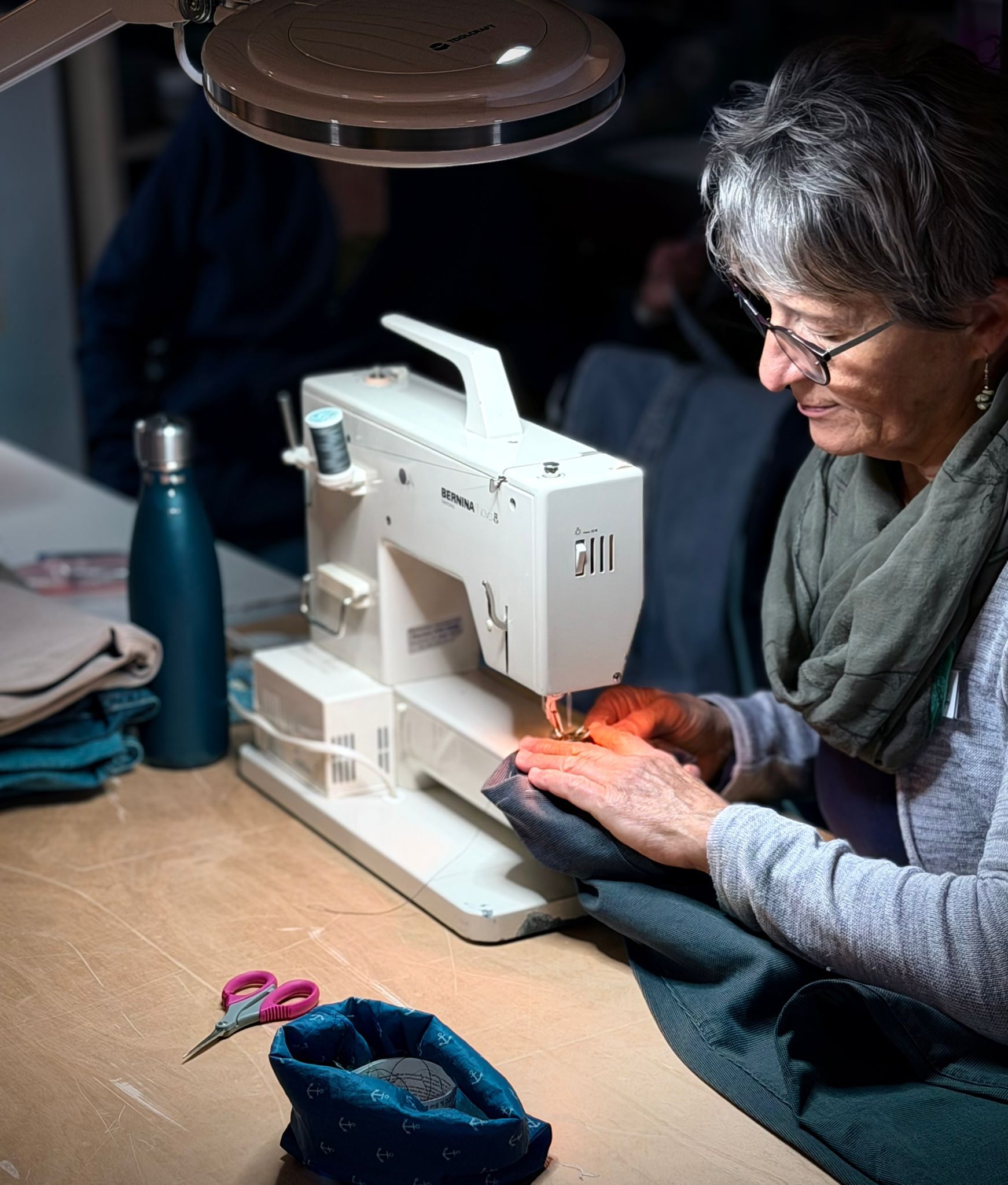 Reparatur an der Nähmaschine