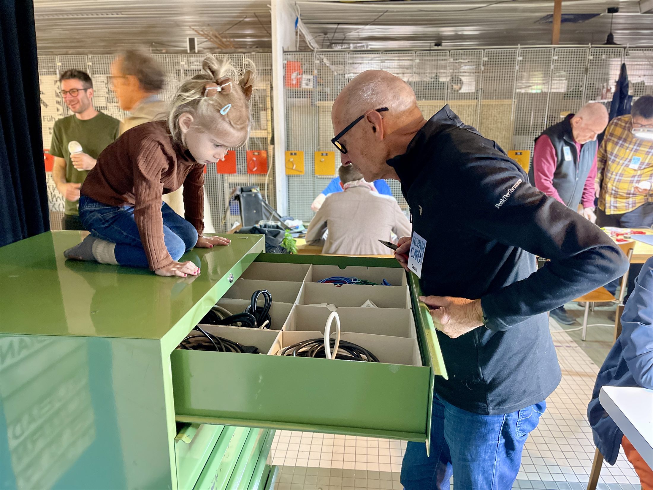 Generationen am Reparaturtisch im Repair Café